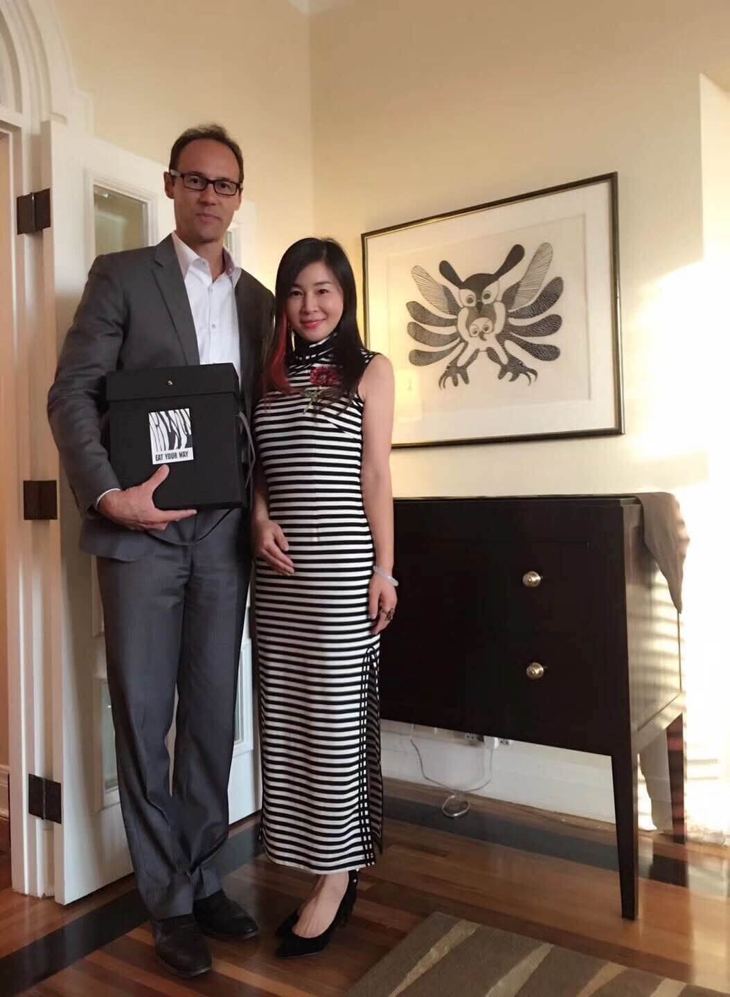 明日大師劉總受加拿大駐上海領(lǐng)事館總領(lǐng)事艾偉敦先生邀請參加加拿大駐上海領(lǐng)事館藝術(shù)界友人招待會-上海炫園企業(yè)登記代理有限公司